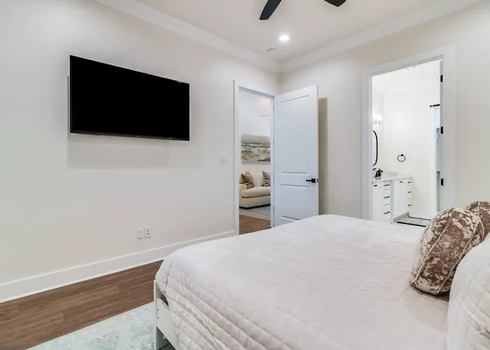 Holiday home New Modern With Cajun Flair *