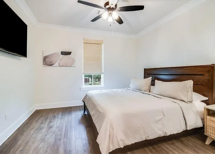 Holiday home New Modern With Cajun Flair *