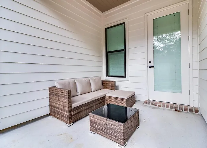 Holiday home New Modern With Cajun Flair *