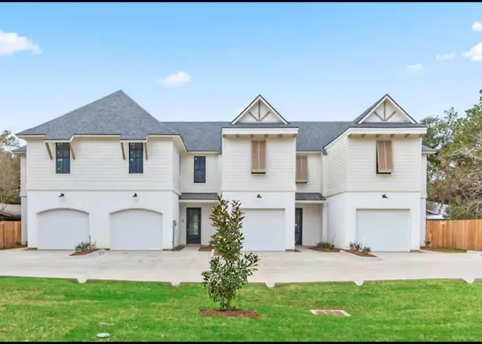 Holiday home New Modern With Cajun Flair *